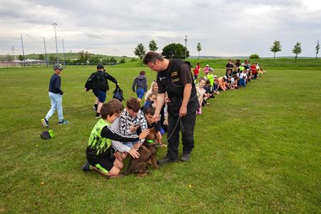Základní škola * Oslava MDD s hasiči, policisty a zdravotníky