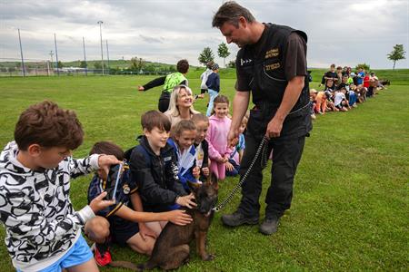 Základní škola * Oslava MDD s hasiči, policisty a zdravotníky