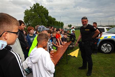 Základní škola * Oslava MDD s hasiči, policisty a zdravotníky