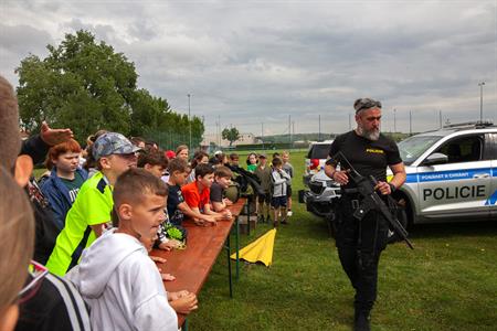 Základní škola * Oslava MDD s hasiči, policisty a zdravotníky