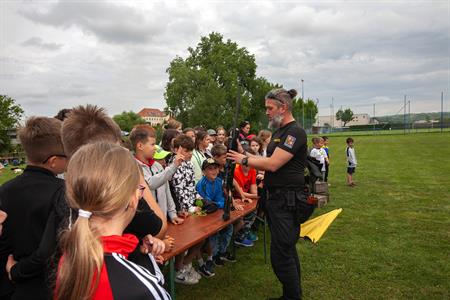 Základní škola * Oslava MDD s hasiči, policisty a zdravotníky