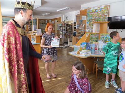 Městská knihovna * Král ocenil snahu prvňáčků nejen ve škole, ale i v knihovně