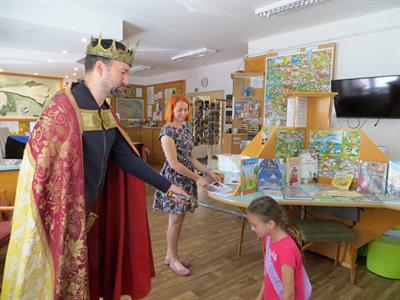 Městská knihovna * Král ocenil snahu prvňáčků nejen ve škole, ale i v knihovně