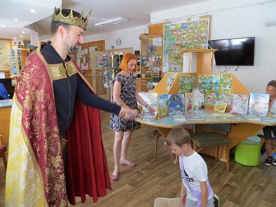 Městská knihovna * Král ocenil snahu prvňáčků nejen ve škole, ale i v knihovně