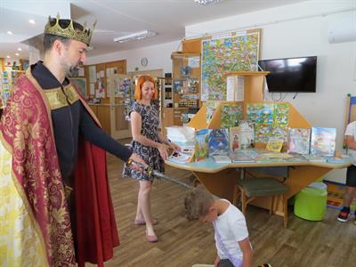 Městská knihovna * Král ocenil snahu prvňáčků nejen ve škole, ale i v knihovně