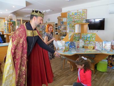 Městská knihovna * Král ocenil snahu prvňáčků nejen ve škole, ale i v knihovně