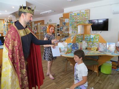 Městská knihovna * Král ocenil snahu prvňáčků nejen ve škole, ale i v knihovně