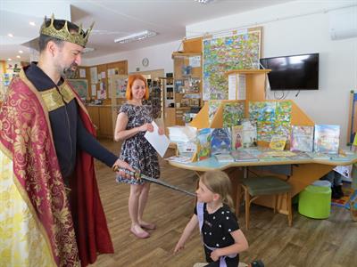 Městská knihovna * Král ocenil snahu prvňáčků nejen ve škole, ale i v knihovně
