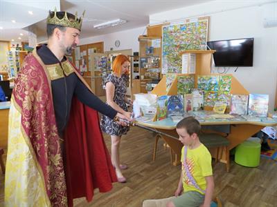 Městská knihovna * Král ocenil snahu prvňáčků nejen ve škole, ale i v knihovně