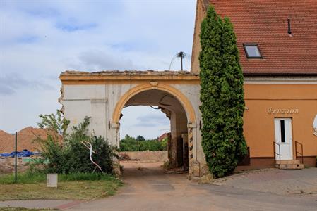 Budování ve městě * Bourací práce v areálu bývalého statku