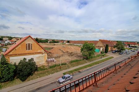Budování ve městě * Bourací práce v areálu bývalého statku