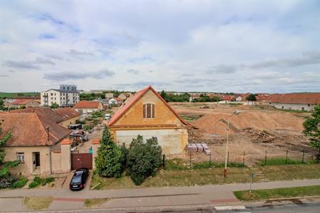 Budování ve městě * Bourací práce v areálu bývalého statku
