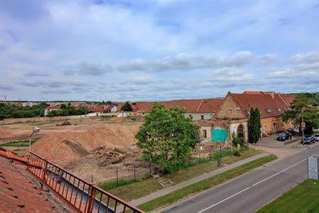 Budování ve městě * Bourací práce v areálu bývalého statku