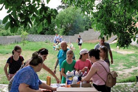 Farnost * Zakončení školního roku na farní zahradě