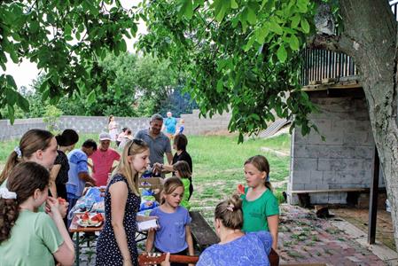 Farnost * Zakončení školního roku na farní zahradě