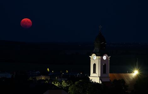 Příroda * Oranžový měsíc nad Velkými Pavlovicemi