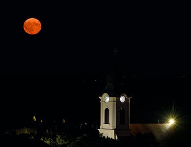 Příroda * Oranžový měsíc nad Velkými Pavlovicemi