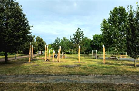 Město buduje * Nová dřevěná průlezka na dětském hřišti v lesoparku u Trkmanky