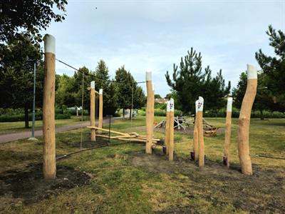 Město buduje * Nová dřevěná průlezka na dětském hřišti v lesoparku u Trkmanky