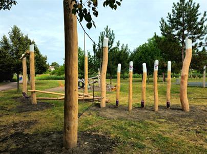 Město buduje * Nová dřevěná průlezka na dětském hřišti v lesoparku u Trkmanky