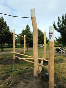 Město buduje * Nová dřevěná průlezka na dětském hřišti v lesoparku u Trkmanky