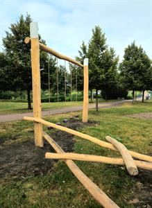 Město buduje * Nová dřevěná průlezka na dětském hřišti v lesoparku u Trkmanky