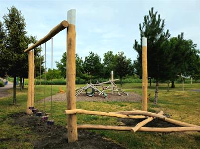 Město buduje * Nová dřevěná průlezka na dětském hřišti v lesoparku u Trkmanky