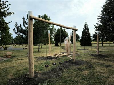 Město buduje * Nová dřevěná průlezka na dětském hřišti v lesoparku u Trkmanky