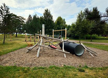 Město buduje * Nová dřevěná průlezka na dětském hřišti v lesoparku u Trkmanky