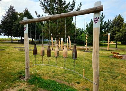 Město buduje * Nová dřevěná průlezka na dětském hřišti v lesoparku u Trkmanky