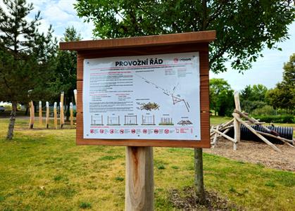 Město buduje * Nová dřevěná průlezka na dětském hřišti v lesoparku u Trkmanky