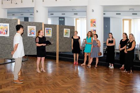 Kultura & folklor * Výstava obrazů s hodovní a folklorní tematikou Michaela Shenga, umělce žijícího v New Yorku