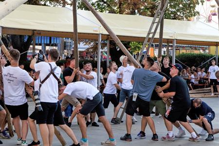 Folklor & tradice * VELKOPAVLOVICKÉ KROJOVANÉ HODY 2024 * Stavění hodovní máje