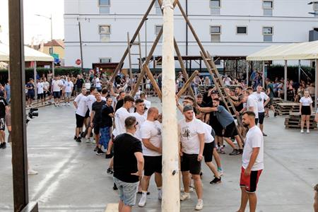 Folklor & tradice * VELKOPAVLOVICKÉ KROJOVANÉ HODY 2024 * Stavění hodovní máje