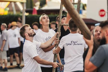 Folklor & tradice * VELKOPAVLOVICKÉ KROJOVANÉ HODY 2024 * Stavění hodovní máje ve fotografiích Richarda Skoumala
