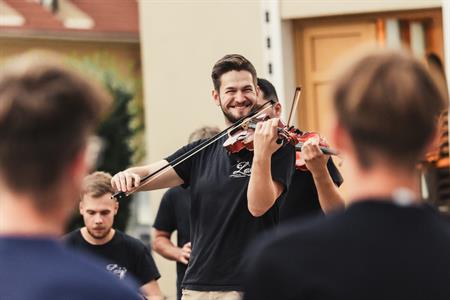 Folklor & tradice * VELKOPAVLOVICKÉ KROJOVANÉ HODY 2024 * Stavění hodovní máje ve fotografiích Richarda Skoumala