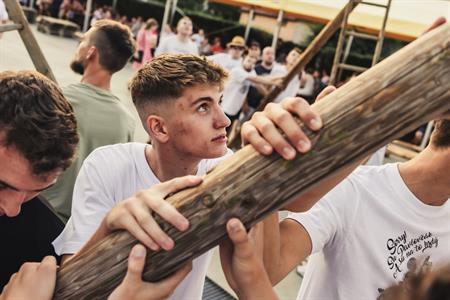 Folklor & tradice * VELKOPAVLOVICKÉ KROJOVANÉ HODY 2024 * Stavění hodovní máje ve fotografiích Richarda Skoumala