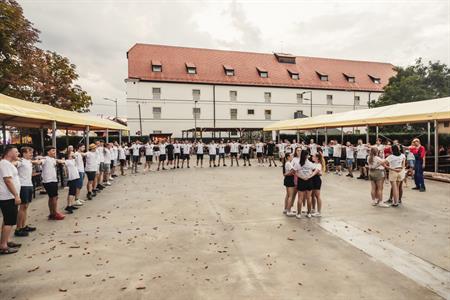 Folklor & tradice * VELKOPAVLOVICKÉ KROJOVANÉ HODY 2024 * Stavění hodovní máje ve fotografiích Richarda Skoumala