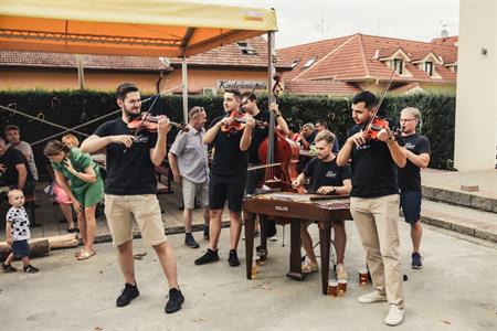 Folklor & tradice * VELKOPAVLOVICKÉ KROJOVANÉ HODY 2024 * Stavění hodovní máje ve fotografiích Richarda Skoumala