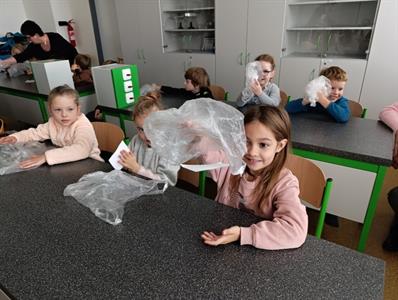 Mateřská škola & Základní škola * Fyzikální pokusy pro školčátka v odborné učebně fyziky ZŠ Velké Pavlovice