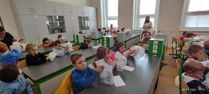 Mateřská škola & Základní škola * Fyzikální pokusy pro školčátka v odborné učebně fyziky ZŠ Velké Pavlovice