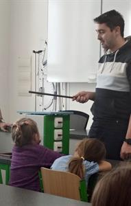 Mateřská škola & Základní škola * Fyzikální pokusy pro školčátka v odborné učebně fyziky ZŠ Velké Pavlovice