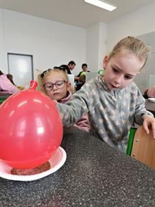 Mateřská škola & Základní škola * Fyzikální pokusy pro školčátka v odborné učebně fyziky ZŠ Velké Pavlovice