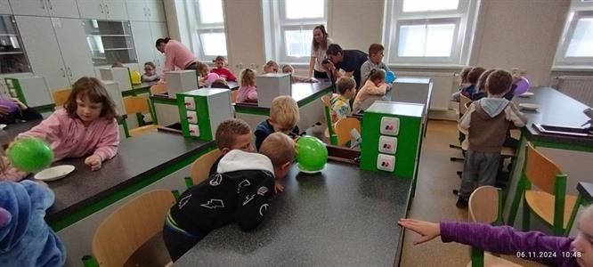 Mateřská škola & Základní škola * Fyzikální pokusy pro školčátka v odborné učebně fyziky ZŠ Velké Pavlovice