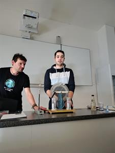 Mateřská škola & Základní škola * Fyzikální pokusy pro školčátka v odborné učebně fyziky ZŠ Velké Pavlovice