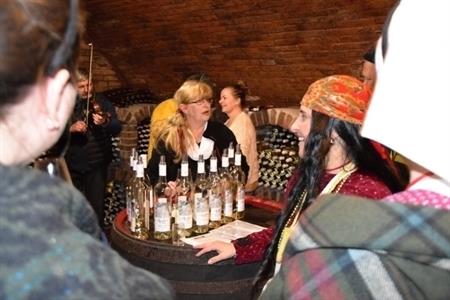 Spolek vinařů Víno z Velkých Pavlovic & Velkopavlovické tradice * Premiérové OSTATKOVÉ OTEVŘENÉ SKLEPY 2025