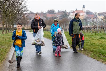 Spolková činnost * Velký jarní úklid města Velké Pavlovice - SDH & Přátelé country