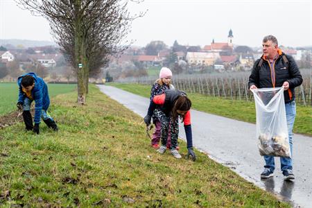 Spolková činnost * Velký jarní úklid města Velké Pavlovice - SDH & Přátelé country