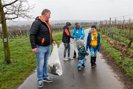 Spolková činnost * Velký jarní úklid města Velké Pavlovice - SDH & Přátelé country