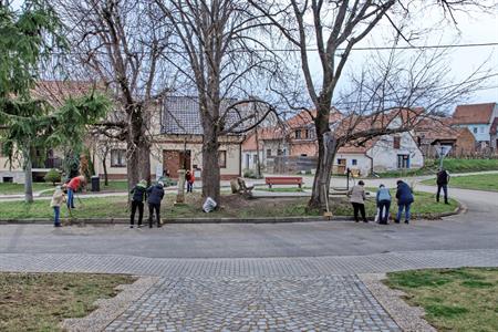 Senioři * Velký jarní úklid města Velké Pavlovice - senioři smejčili o sto šest!